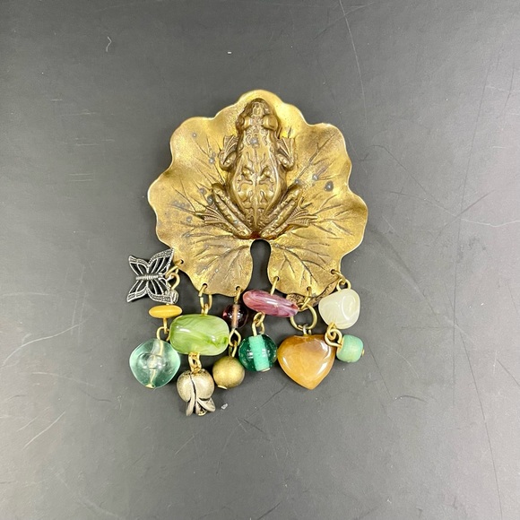 FROG LILY PAD | Gold Brassy Tone Frog Lovers Brooch Pin Dangly Glass Beads - Picture 2 of 4